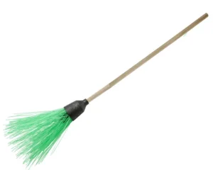 Мітла з дерев’яною ручкою